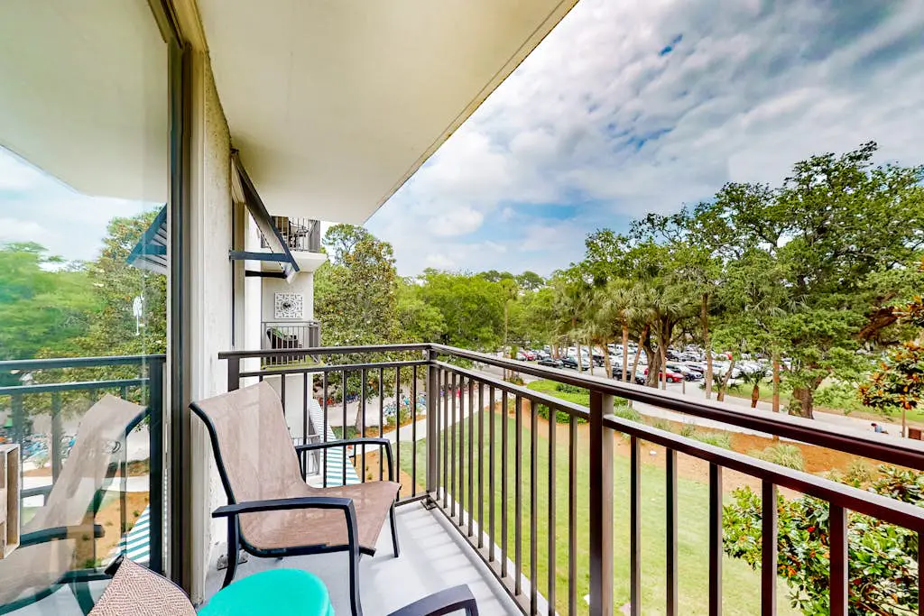 Dog-friendly coastal condo - water views, balcony, W/D, & AC