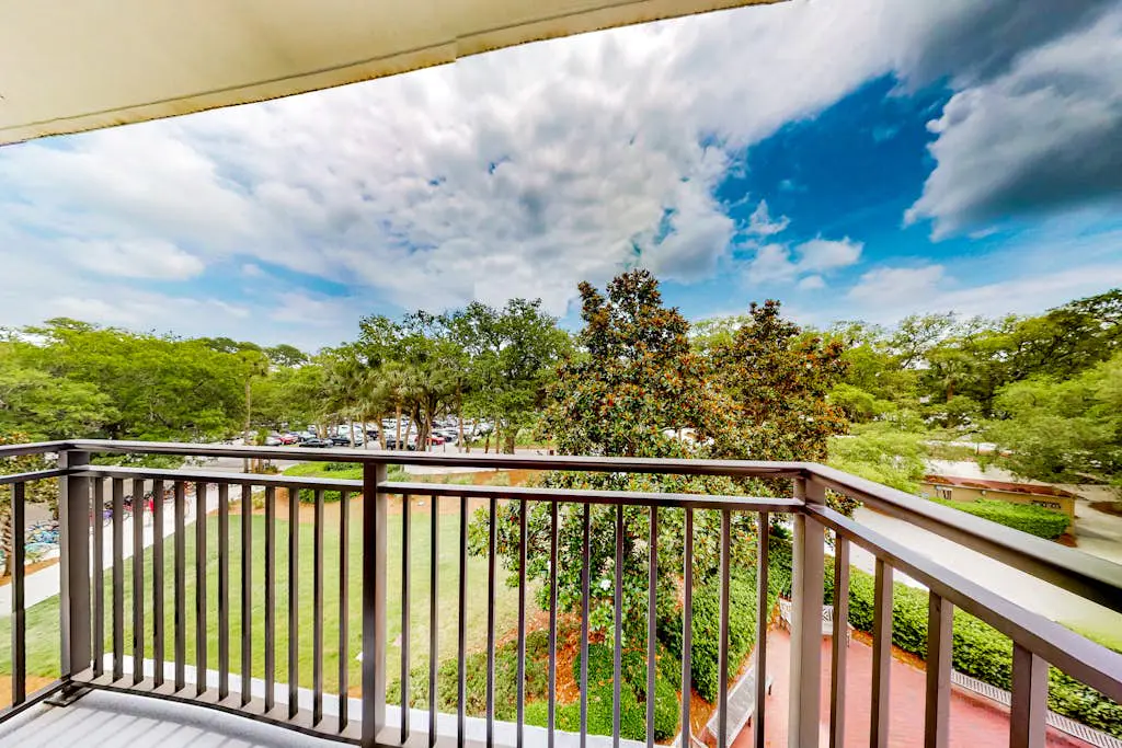 Dog-friendly coastal condo - water views, balcony, W/D, & AC