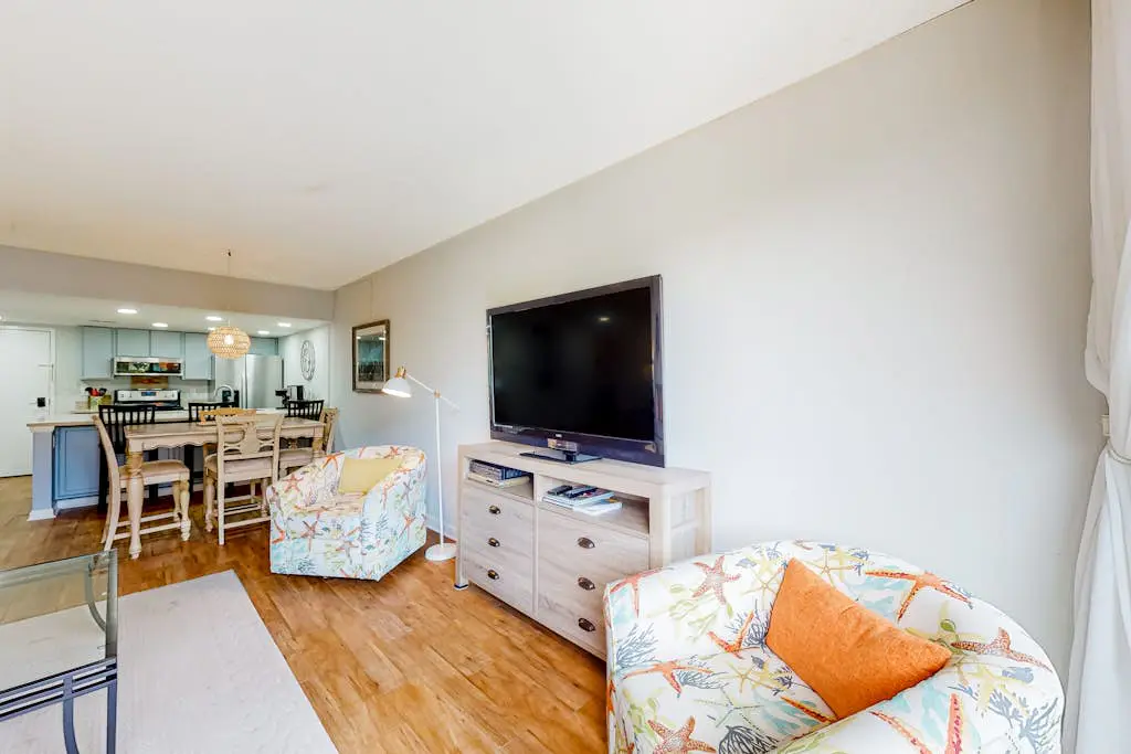Dog-friendly coastal condo - water views, balcony, W/D, & AC
