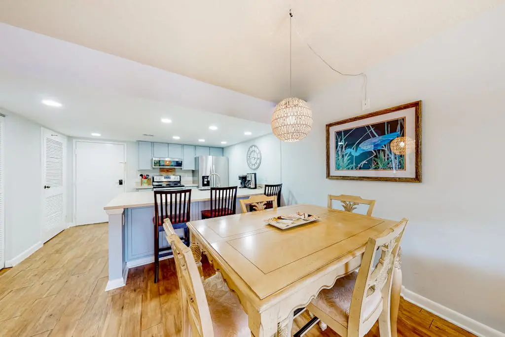Dog-friendly coastal condo - water views, balcony, W/D, & AC