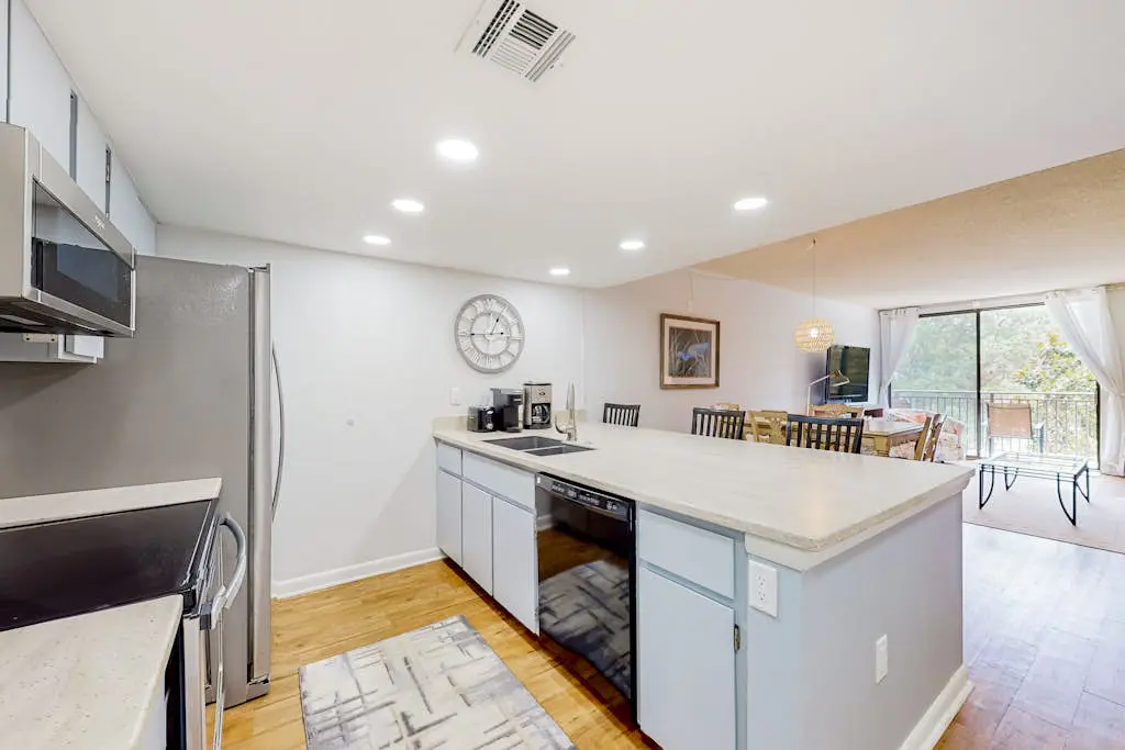 Dog-friendly coastal condo - water views, balcony, W/D, & AC