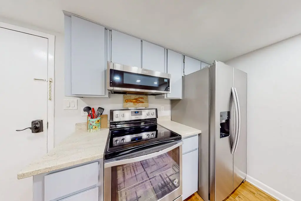 Dog-friendly coastal condo - water views, balcony, W/D, & AC