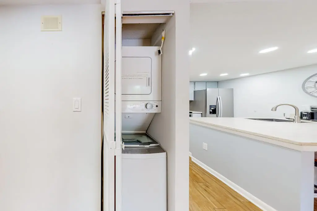 Dog-friendly coastal condo - water views, balcony, W/D, & AC