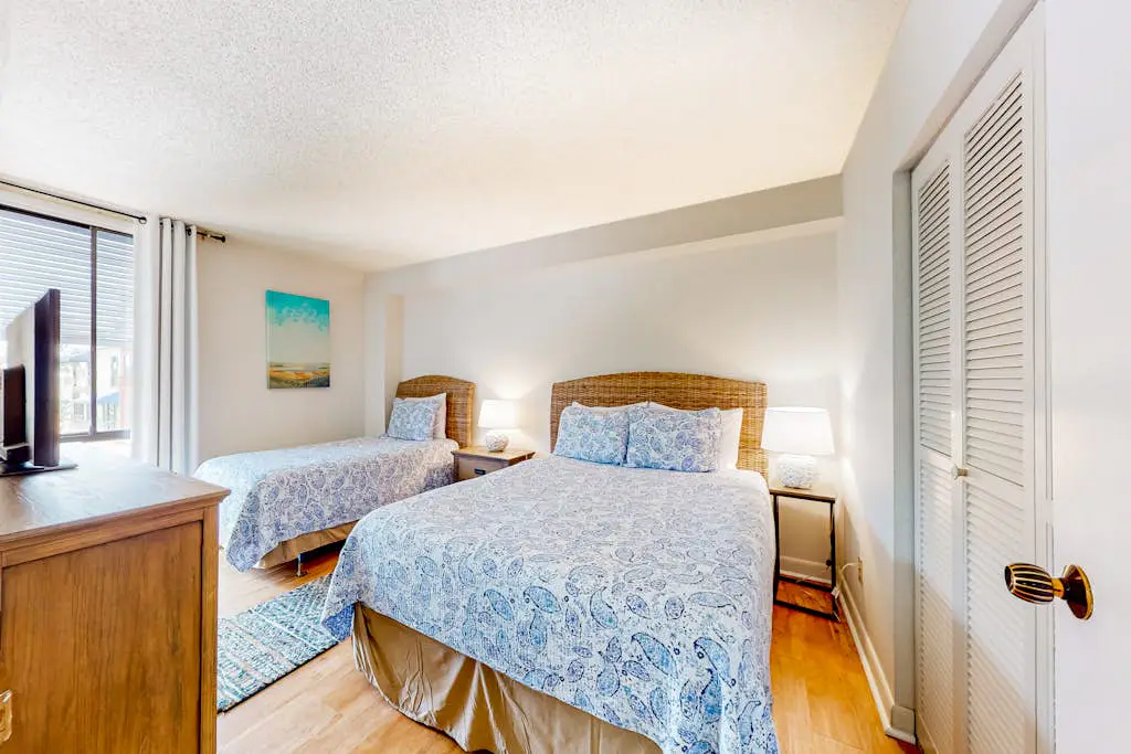 Dog-friendly coastal condo - water views, balcony, W/D, & AC