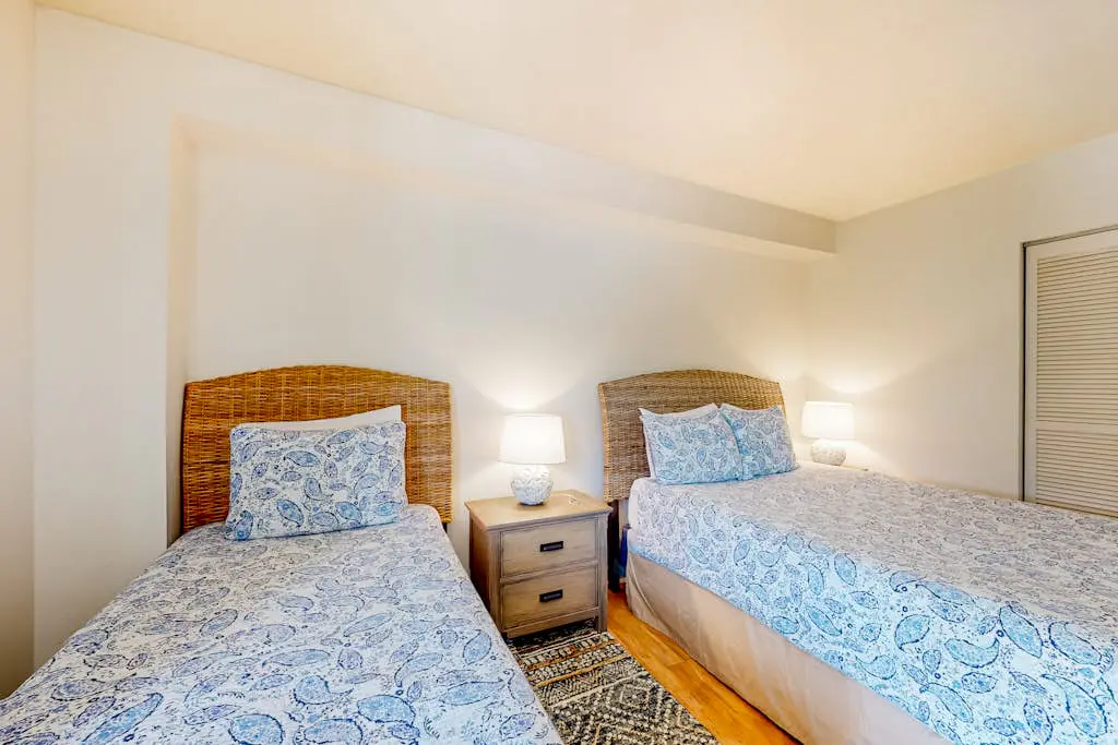 Dog-friendly coastal condo - water views, balcony, W/D, & AC