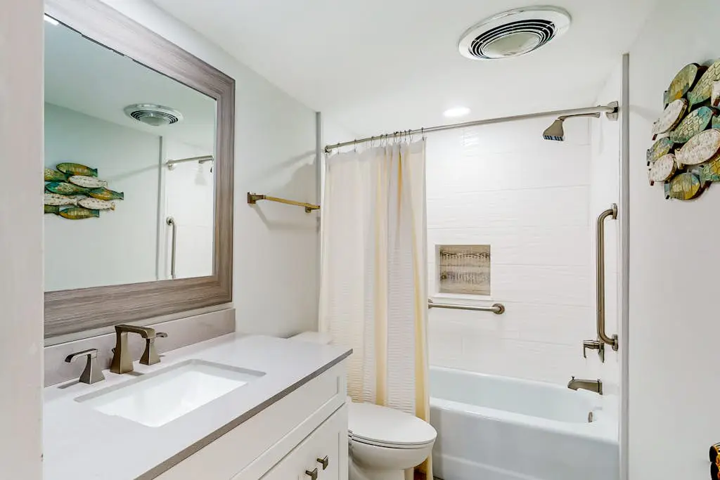 Dog-friendly coastal condo - water views, balcony, W/D, & AC