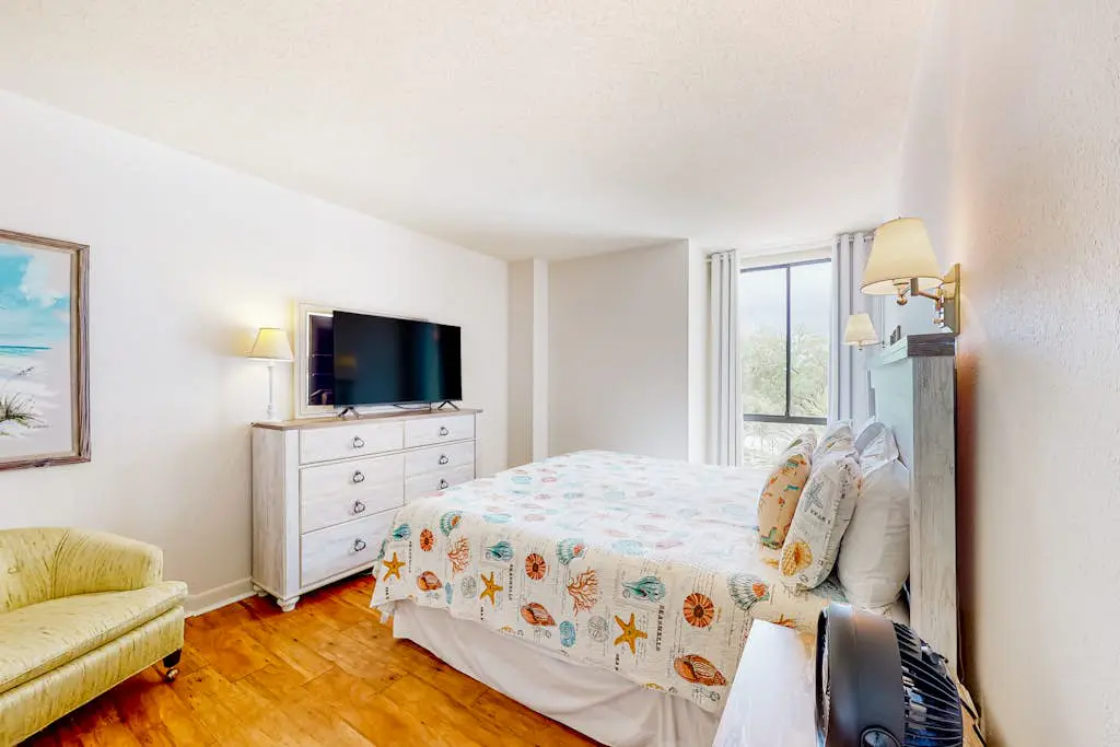 Dog-friendly coastal condo - water views, balcony, W/D, & AC