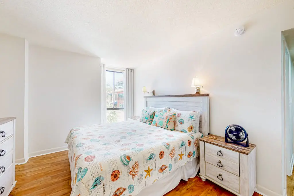 Dog-friendly coastal condo - water views, balcony, W/D, & AC