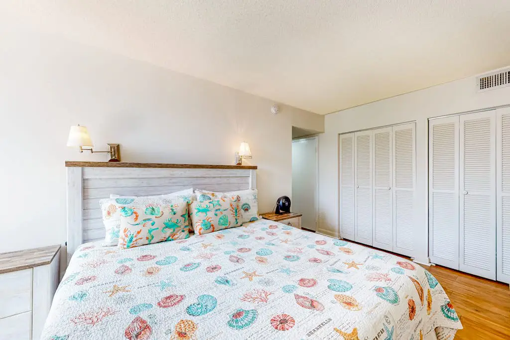 Dog-friendly coastal condo - water views, balcony, W/D, & AC