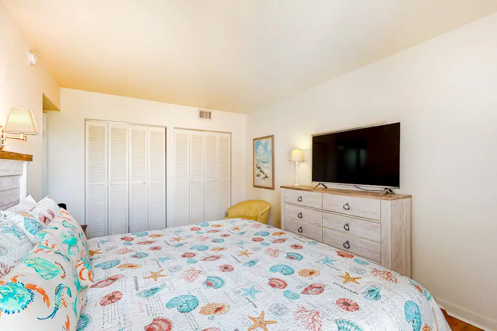 Dog-friendly coastal condo - water views, balcony, W/D, & AC