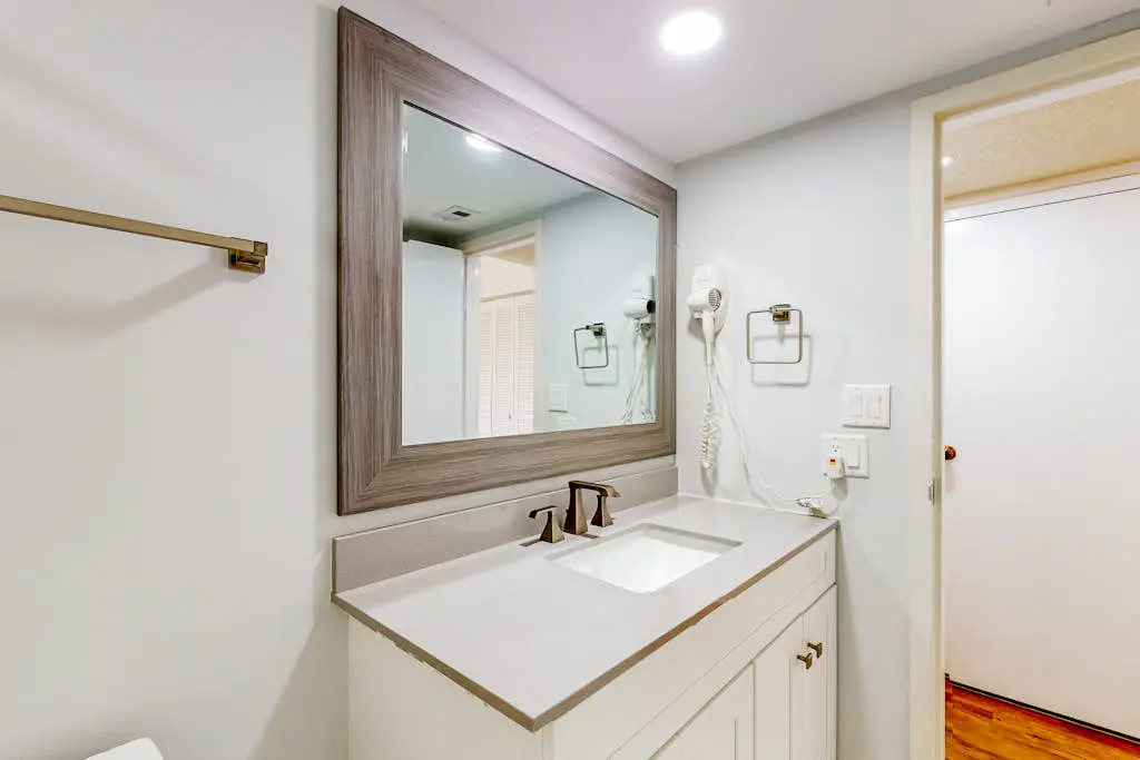 Dog-friendly coastal condo - water views, balcony, W/D, & AC