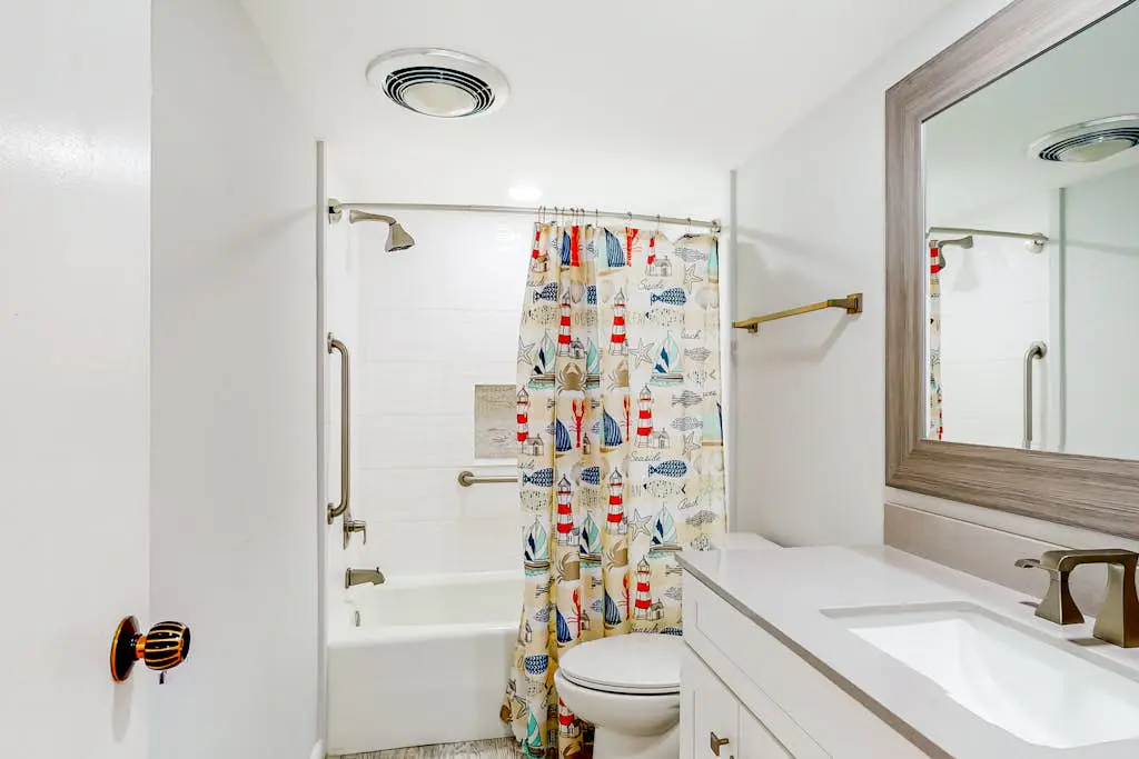 Dog-friendly coastal condo - water views, balcony, W/D, & AC