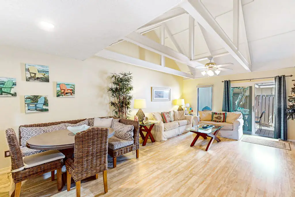 Lovely villa near the water with hot tub, pool, tennis court, patio, AC