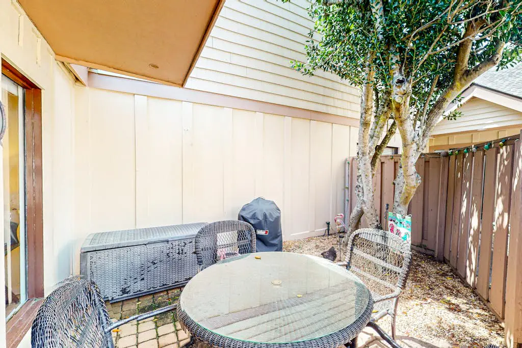 Lovely villa near the water with hot tub, pool, tennis court, patio, AC