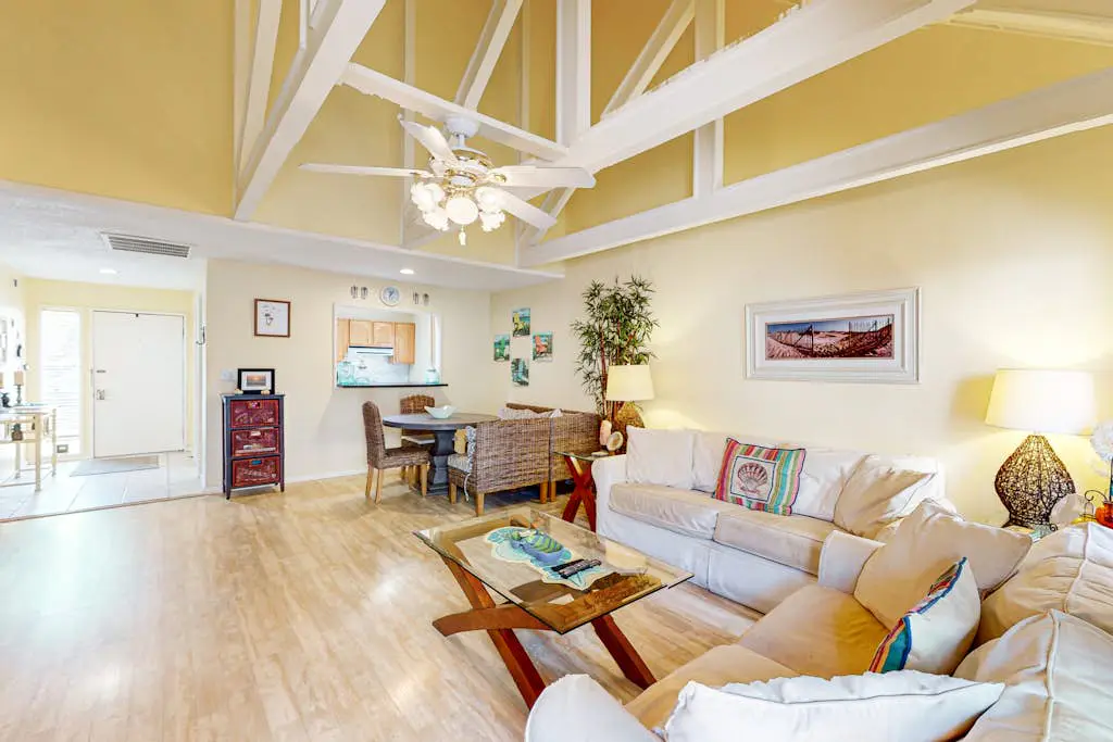 Lovely villa near the water with hot tub, pool, tennis court, patio, AC