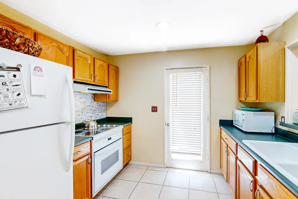 Lovely villa near the water with hot tub, pool, tennis court, patio, AC