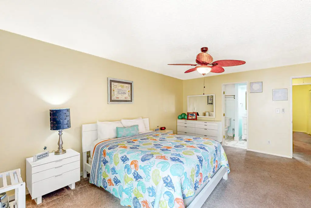 Lovely villa near the water with hot tub, pool, tennis court, patio, AC
