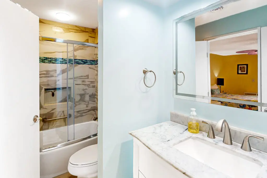 Lovely villa near the water with hot tub, pool, tennis court, patio, AC