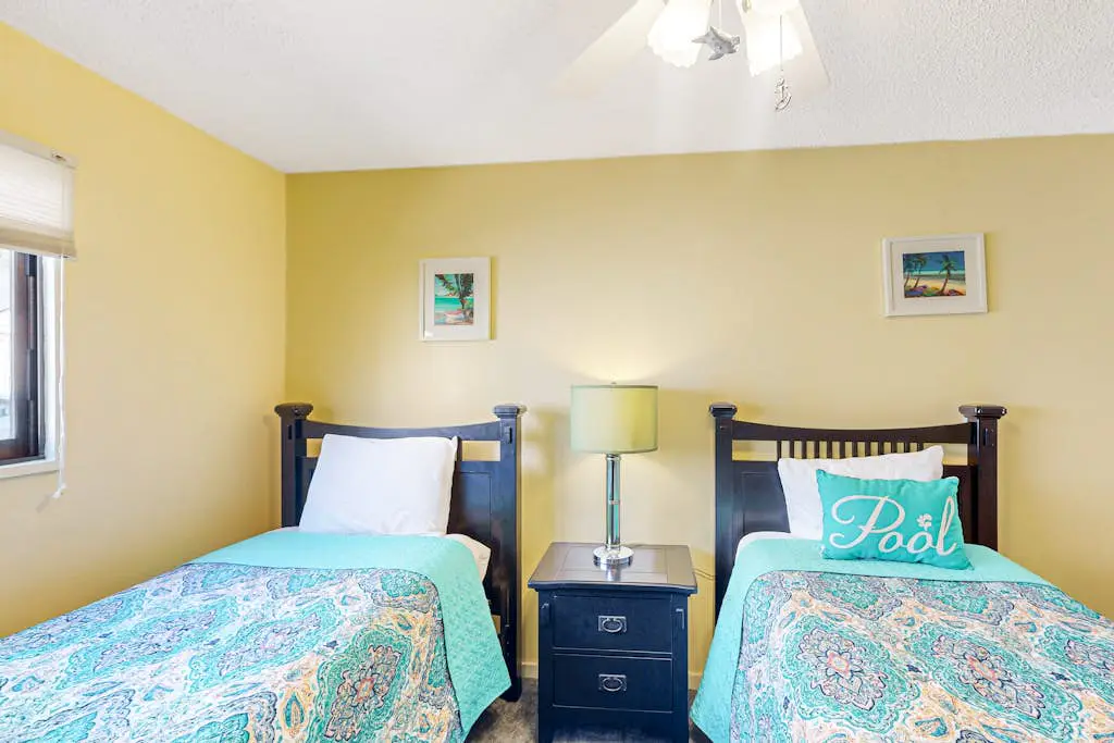 Lovely villa near the water with hot tub, pool, tennis court, patio, AC