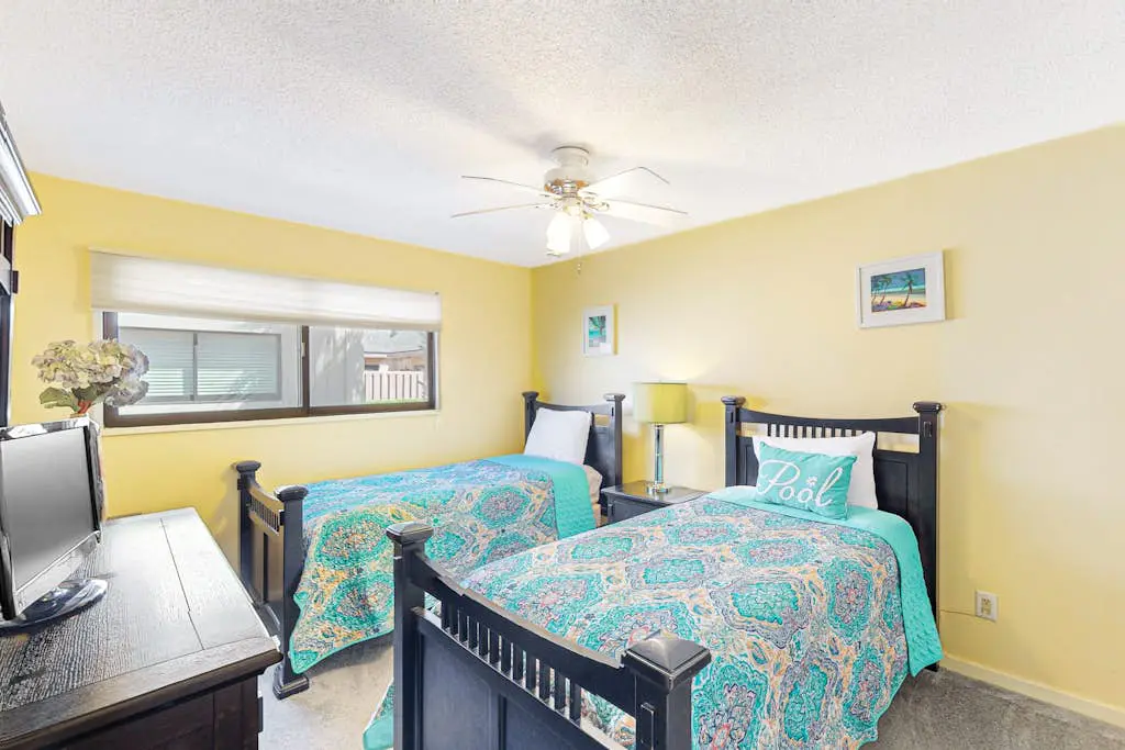 Lovely villa near the water with hot tub, pool, tennis court, patio, AC