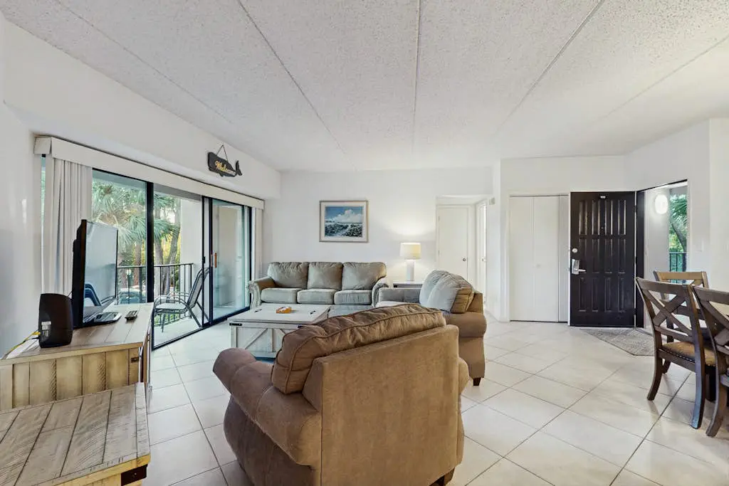 Newly renovated villa near the beach with pool & tennis -  walk to Coligny Plaza