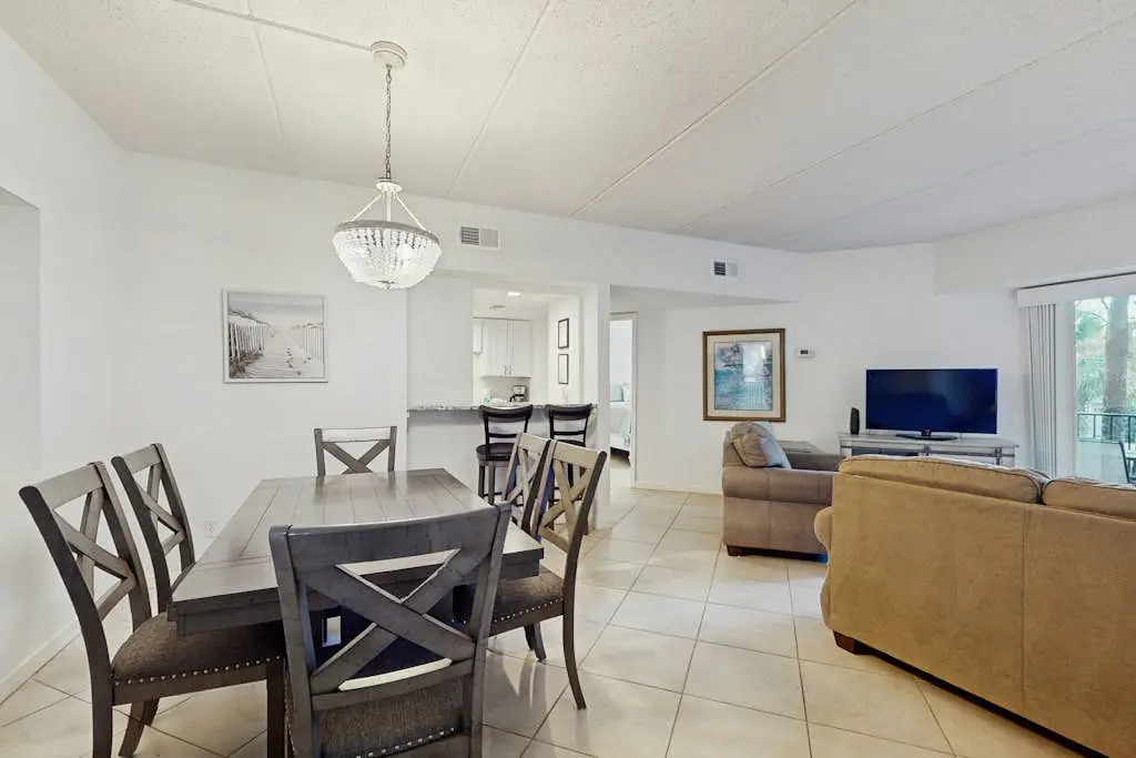 Newly renovated villa near the beach with pool & tennis -  walk to Coligny Plaza
