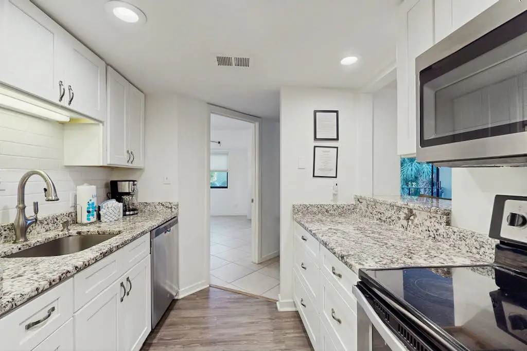 Newly renovated villa near the beach with pool & tennis -  walk to Coligny Plaza