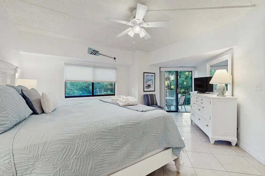 Newly renovated villa near the beach with pool & tennis -  walk to Coligny Plaza