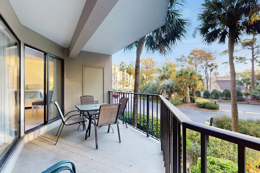 Newly renovated villa near the beach with pool & tennis -  walk to Coligny Plaza