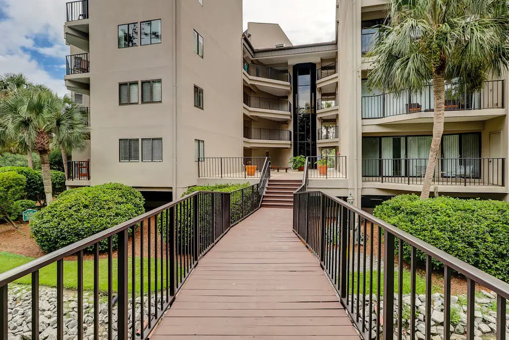 Newly renovated villa near the beach with pool & tennis -  walk to Coligny Plaza