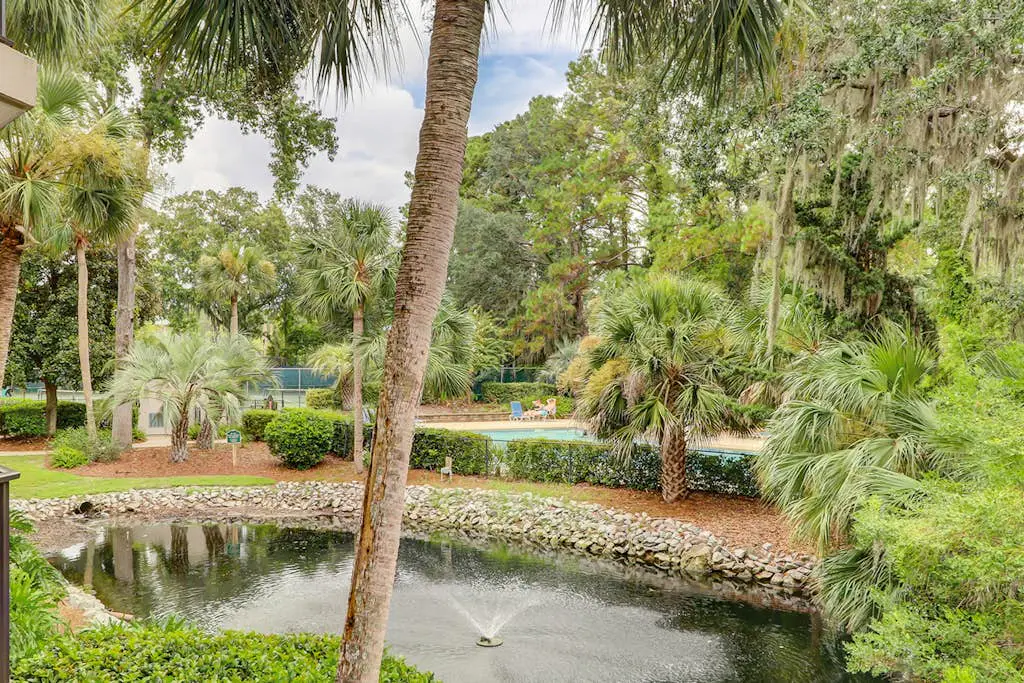 Newly renovated villa near the beach with pool & tennis -  walk to Coligny Plaza