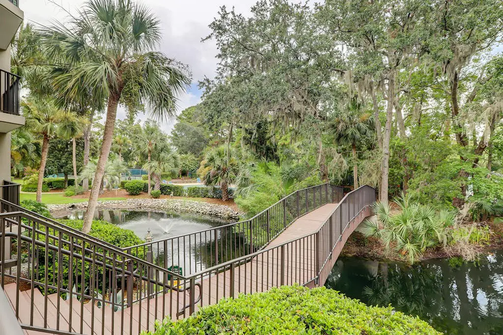 Newly renovated villa near the beach with pool & tennis -  walk to Coligny Plaza