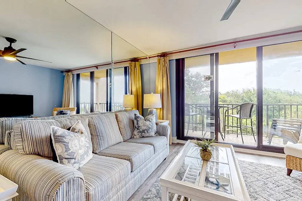 Beautiful ocean-view condo with beach access, pools, hot tub, tennis
