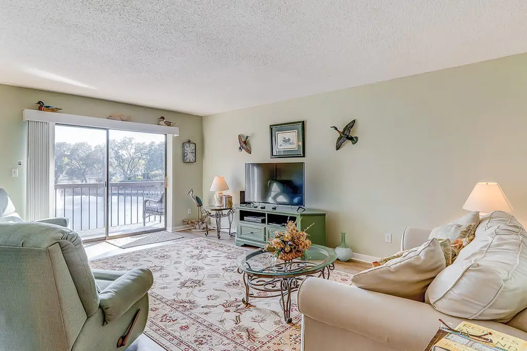 Cozy Villa with Private Balcony, Shared Pool & Hot Tub - Walk to the Beach