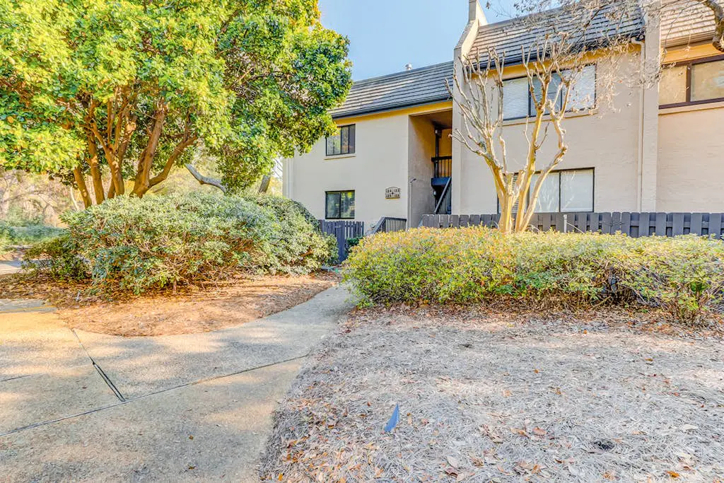 Cozy Villa with Private Balcony, Shared Pool & Hot Tub - Walk to the Beach