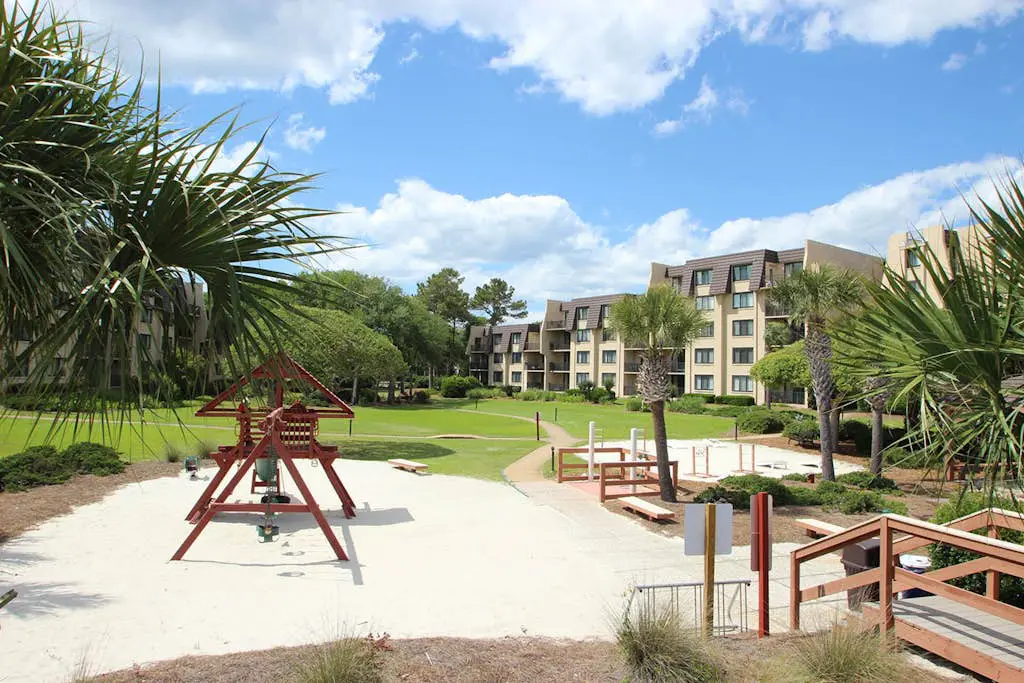 Cozy Villa with Private Balcony, Shared Pool & Hot Tub - Walk to the Beach