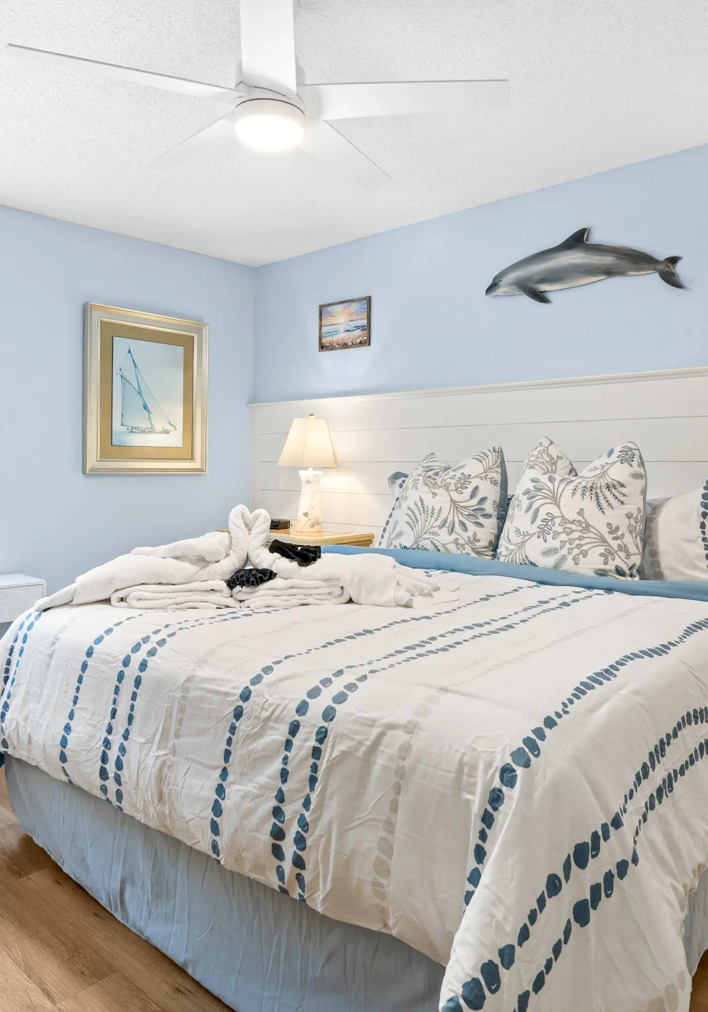 Cozy Villa with Private Balcony, Shared Pool & Hot Tub - Walk to the Beach