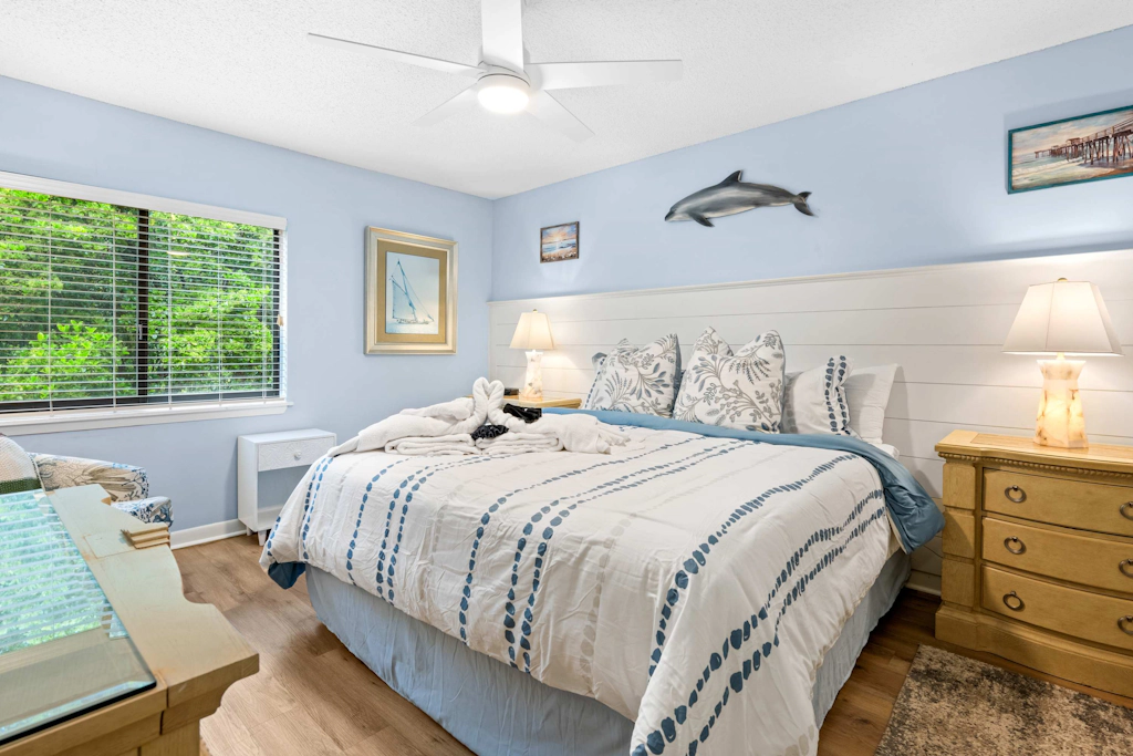 Cozy Villa with Private Balcony, Shared Pool & Hot Tub - Walk to the Beach