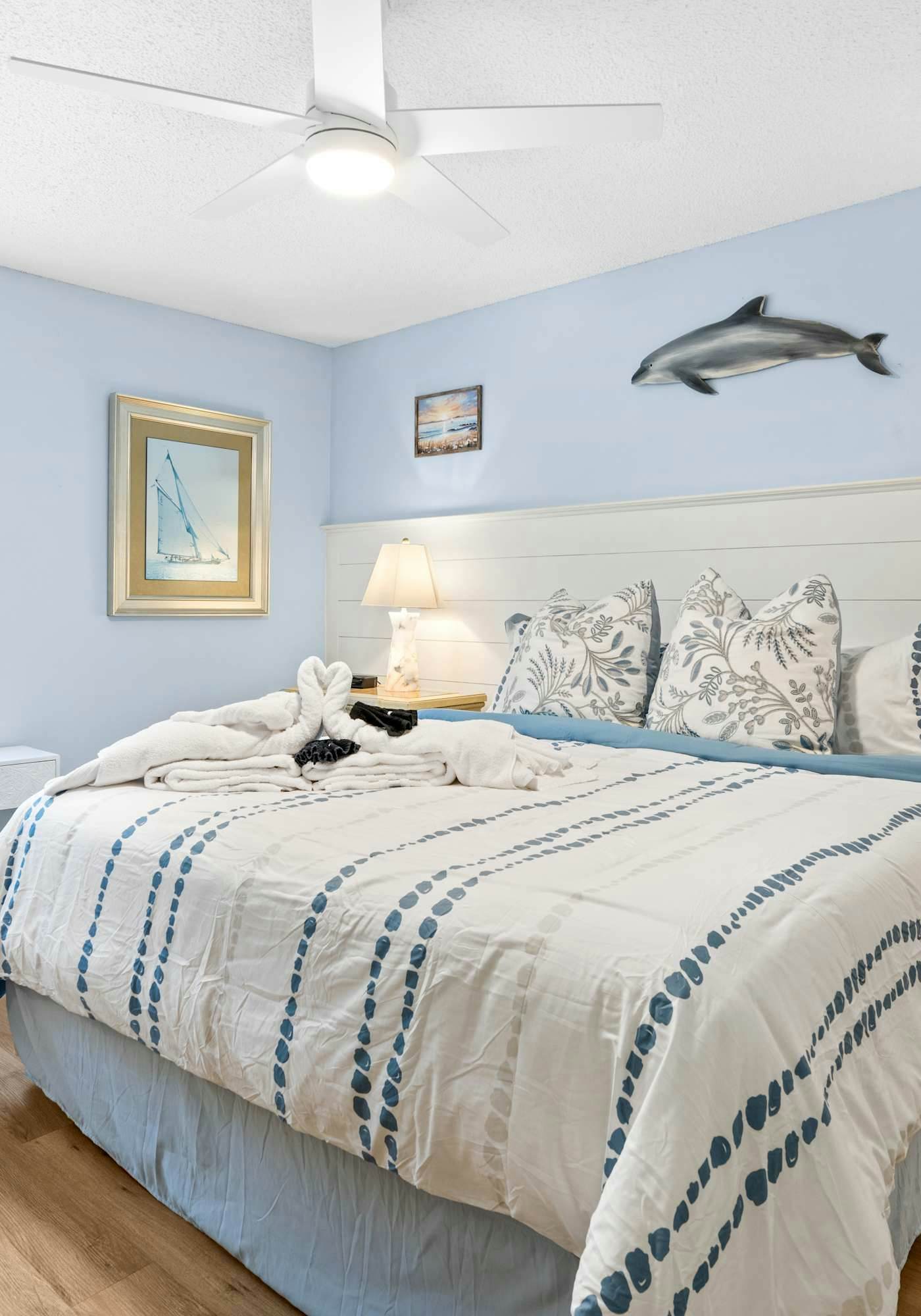 Cozy Villa with Private Balcony, Shared Pool & Hot Tub - Walk to the Beach
