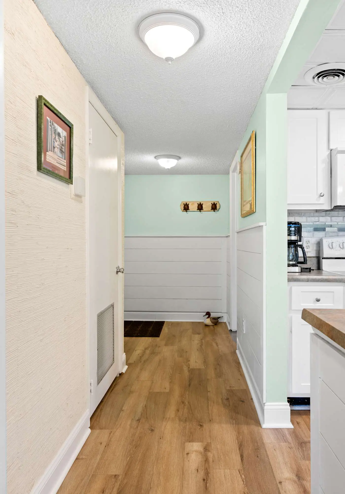 Cozy Villa with Private Balcony, Shared Pool & Hot Tub - Walk to the Beach