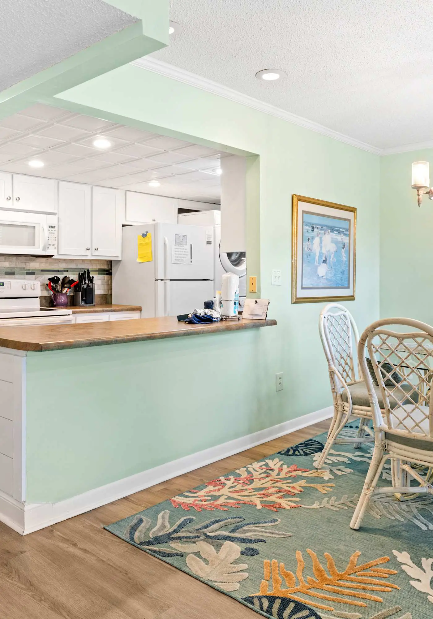 Cozy Villa with Private Balcony, Shared Pool & Hot Tub - Walk to the Beach