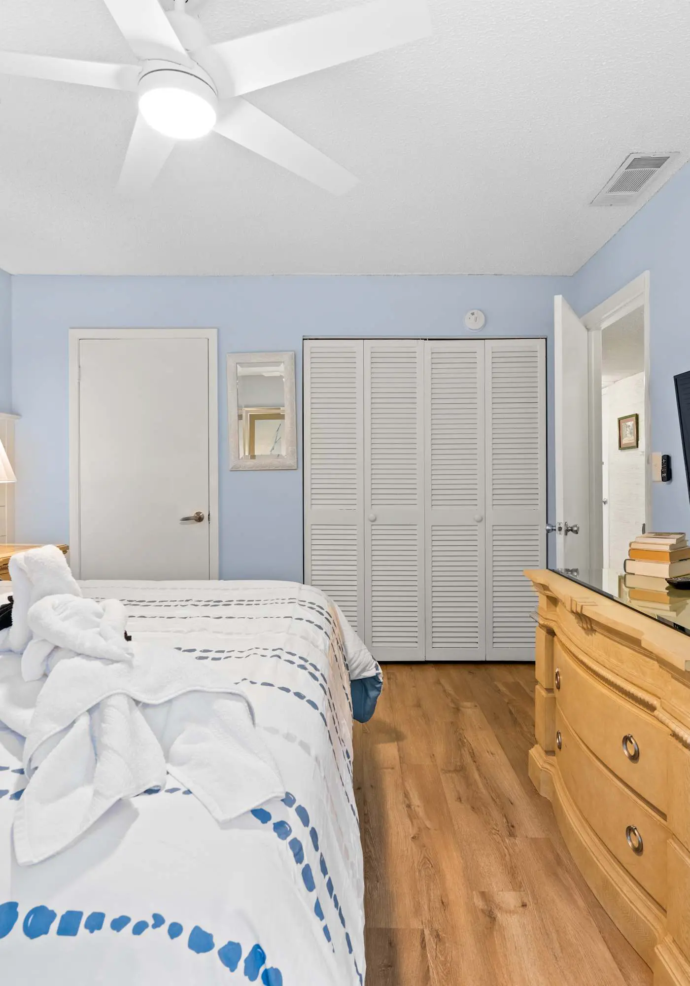 Cozy Villa with Private Balcony, Shared Pool & Hot Tub - Walk to the Beach