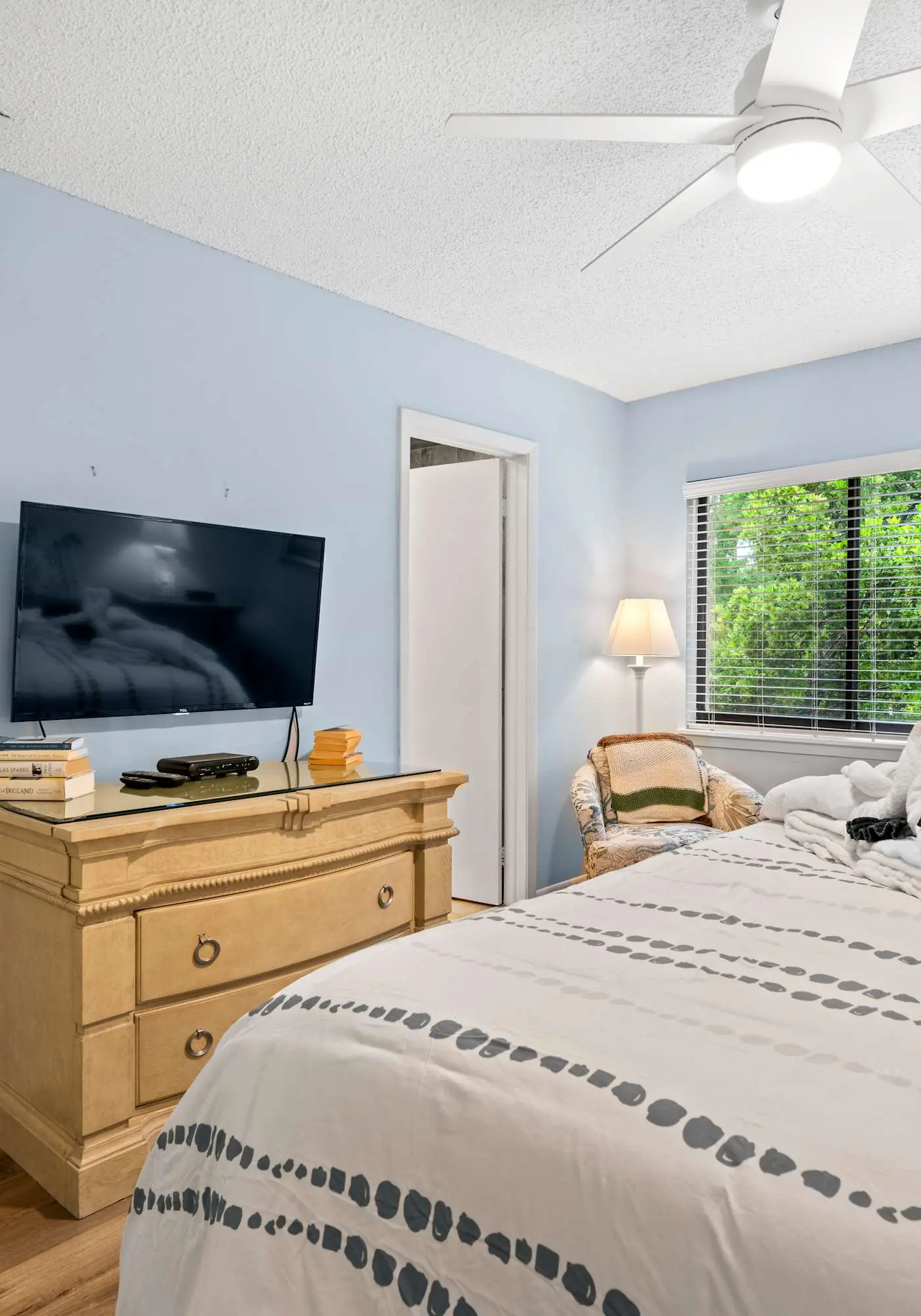 Cozy Villa with Private Balcony, Shared Pool & Hot Tub - Walk to the Beach