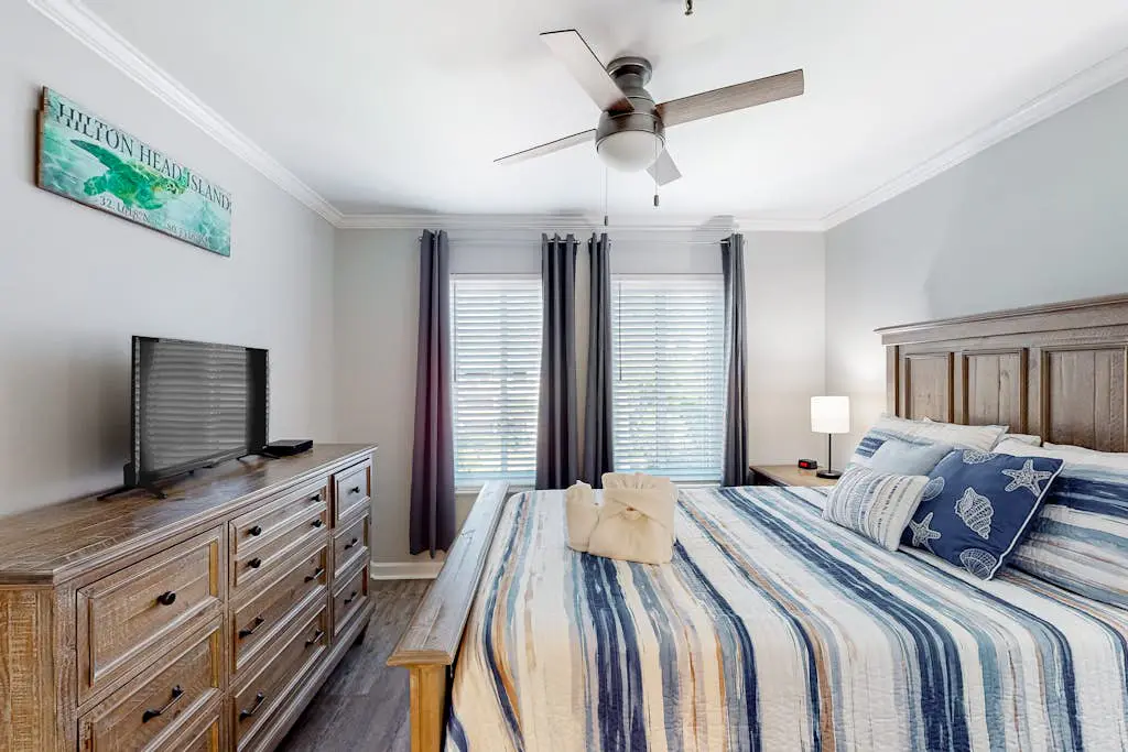 Waterfront villa with resort amenities, beach access, open layout, AC, & W/D