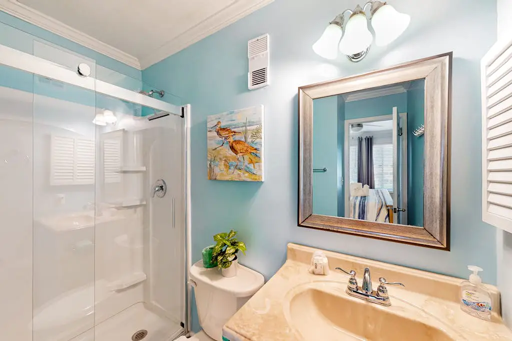 Waterfront villa with resort amenities, beach access, open layout, AC, & W/D