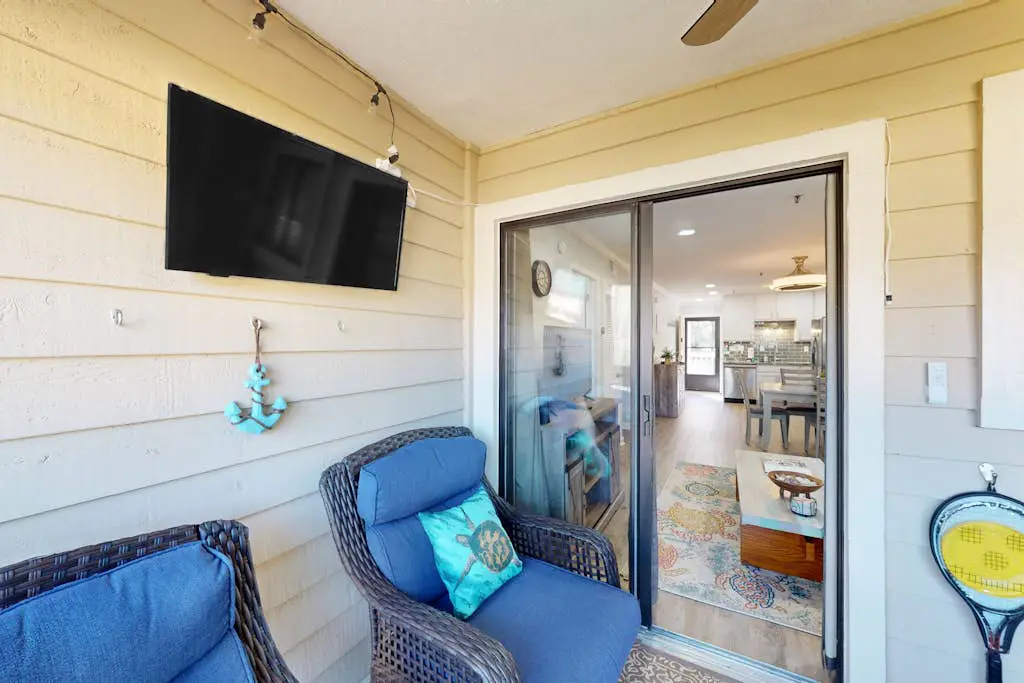 Waterfront villa with resort amenities, beach access, open layout, AC, & W/D