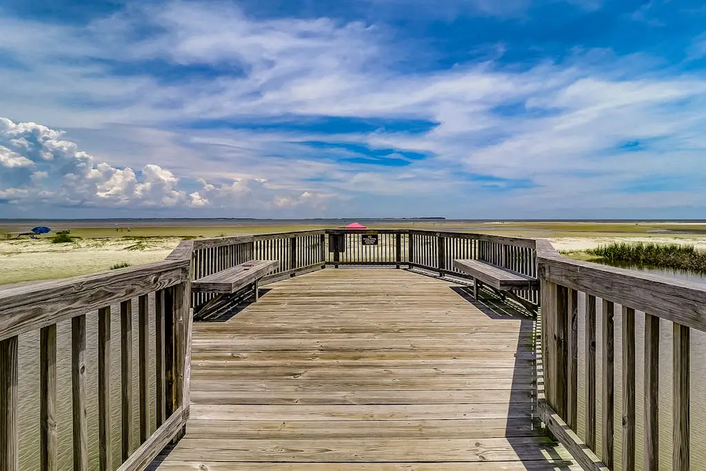 Waterfront villa with resort amenities, beach access, open layout, AC, & W/D