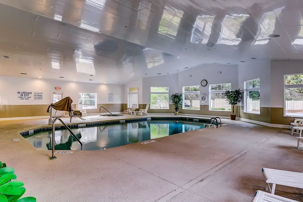 Waterfront villa with resort amenities, beach access, open layout, AC, & W/D