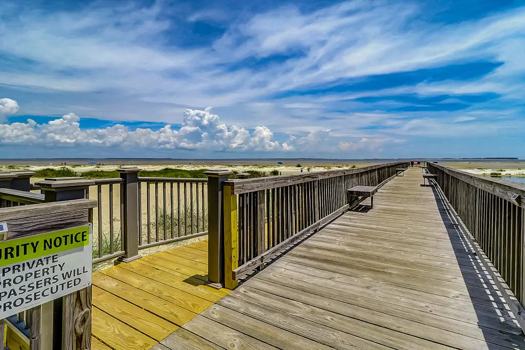 Waterfront villa with resort amenities, beach access, open layout, AC, & W/D
