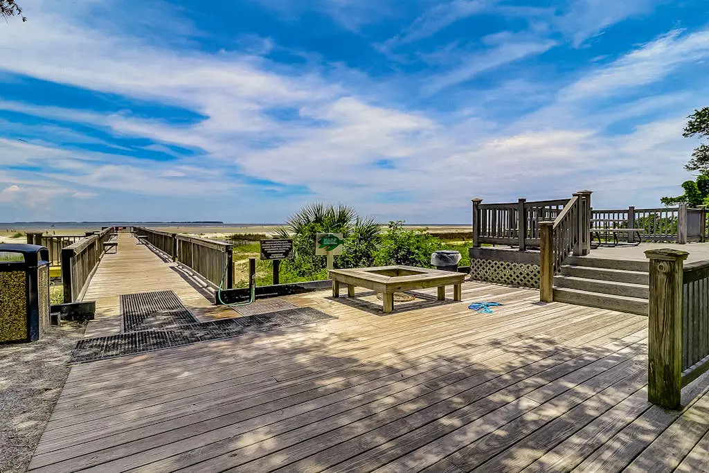 Waterfront villa with resort amenities, beach access, open layout, AC, & W/D